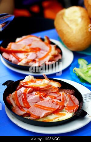 Pane vietnamita con il bacon in padella Foto Stock