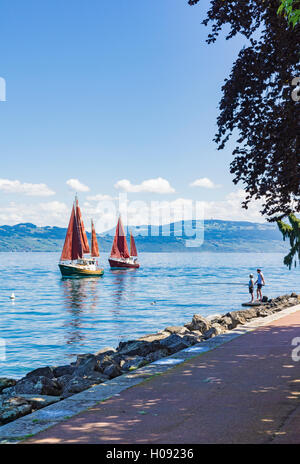 Accoppiare la pesca al largo lungomare di Evian come tradizionali barche a vela andare da sul lago di Ginevra, Évian-les-Bains, Francia Foto Stock