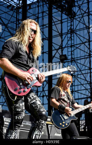 Settembre 17, 2016, Irvine, California, la banda Britny Fox sul palco del Sirius XM Nazione capelli Fest Foto Stock