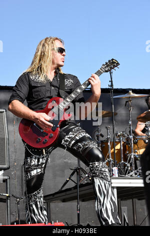 Settembre 17, 2016, Irvine, California, la banda Britny Fox band sul palco del Sirius XM Nazione capelli Fest Foto Stock