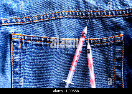 Jeans e siringhe, tossicodipendente di concetto Foto Stock