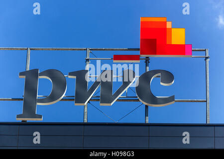 Logo di PWC, segno, Price Waterhouse Coopers, Bratislava, Slovacchia Foto Stock