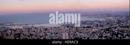 Vista panoramica della città portuale di Haifa dal monte Carmelo nel nord di Israele Foto Stock