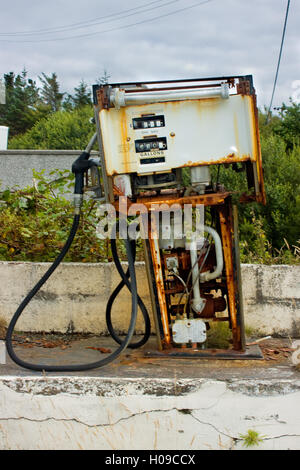 Un vecchio arrugginito, abbandonati e fuori ordine gas o pompa benzina in Scozia Foto Stock