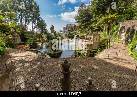 Lago e vista mare in lontananza, Monte Palace Tropical Garden (Jardim tropicale), famoso giardino, Monte, Funchal, Madeira, Portogallo Foto Stock