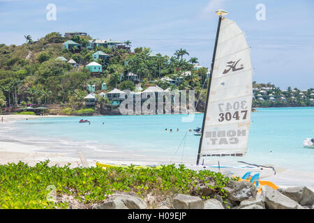 Il resort sul Mar dei Caraibi e barche per i turisti, il Jolly Beach, Antigua Antigua e Barbuda, Isole Sottovento, West Indies Foto Stock
