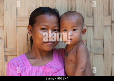 La madre e il bambino nelle Chittagong Hill Tracts, Bangladesh Asia Foto Stock