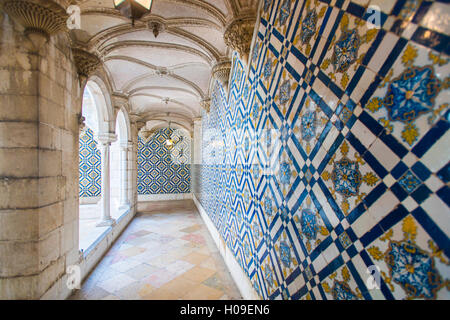 Pareti ricoperte di meravigliosi Azelejo piastrelle in esposizione presso il National Azulejo Museum a Lisbona, Portogallo, Europa Foto Stock