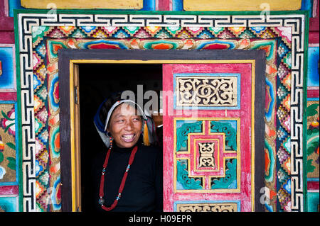 Una decorativa Tibetan House in un remoto villaggio tibetano chiamato Jiaju Zangzhai, nella provincia di Sichuan, in Cina, Asia Foto Stock