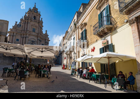 La gente di pranzare in Piazza Duomo nella parte anteriore del Duomo di San Giorgio Ragusa Ibla, UNESCO, Sicilia, Italia, Euruope Foto Stock