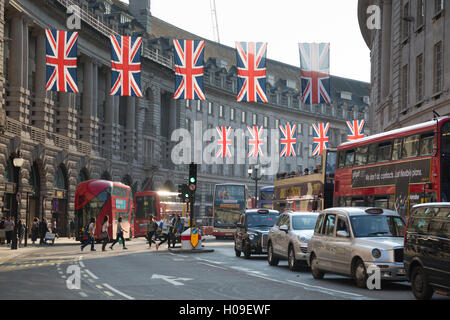 Union Jack sul Regent Street, Londra, Inghilterra, Regno Unito, Europa Foto Stock