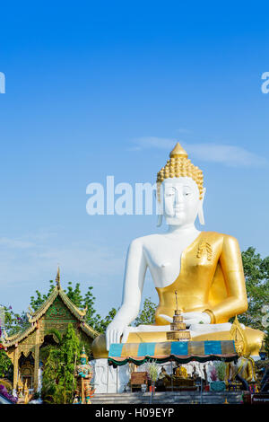 Seduta gigante Buddha a Doi Kham (Wat Phra That Doi Kham) (Tempio del Golden Mountain), Chiang Mai, Thailandia, Sud-est asiatico Foto Stock