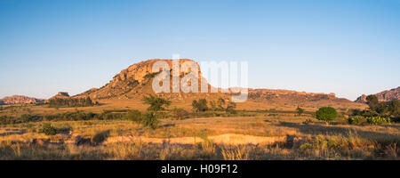 Montagne di Isalo Parco Nazionale di sunrise, Regione di Ihorombe, a sud-ovest del Madagascar, Africa Foto Stock