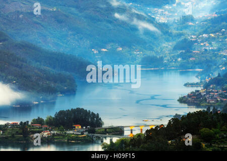 Il fiume Homem all'alba, Panda Geres National Park, l'unico parco nazionale in Portogallo, Regione Norte, Portogallo, Europa Foto Stock