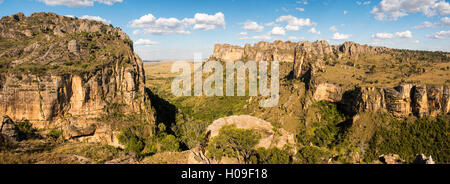 Canyon in Isalo Parco Nazionale al tramonto, Regione di Ihorombe, a sud-ovest del Madagascar, Africa Foto Stock