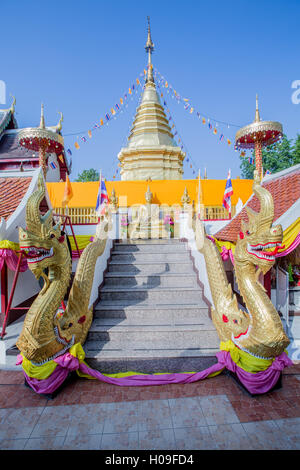 Naga testa scalinata e devoto a Doi Kham (Wat Phra That Doi Kham) (Tempio del Golden Mountain), Chiang Mai, Thailandia Foto Stock