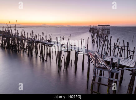 Tramonto al Molo Palafito di Carrasqueira, riserva naturale del fiume Sado, Alcacer do Sal, Setubal, Portogallo, Europa Foto Stock