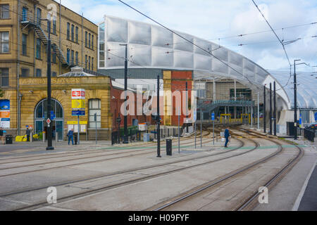 Metro Tram linee che entrano la stazione di Victoria a Manchester in Inghilterra. Foto Stock