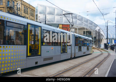 Metro Tram linee che entrano la stazione di Victoria a Manchester in Inghilterra. Foto Stock