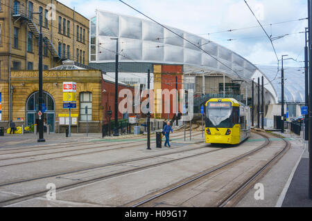 Metro Tram linee che entrano la stazione di Victoria a Manchester in Inghilterra. Foto Stock