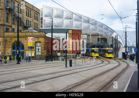 Metro Tram linee che entrano la stazione di Victoria a Manchester in Inghilterra. Foto Stock