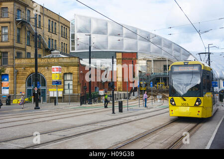 Metro Tram linee che entrano la stazione di Victoria a Manchester in Inghilterra. Foto Stock