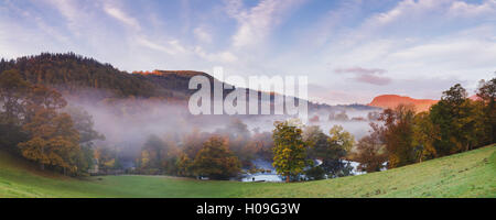 Panorama su cascate Horseshoe con nebbia che giace sopra il fiume Dee su una mattina autunnale, Denbighshire, Wales, Regno Unito Foto Stock