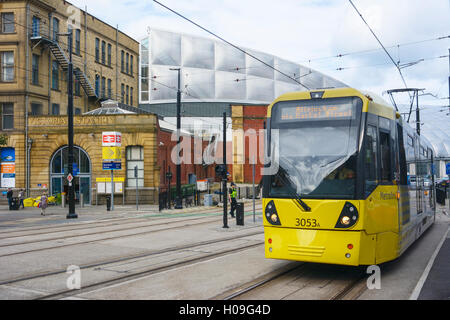 Metro Tram linee che entrano la stazione di Victoria a Manchester in Inghilterra. Foto Stock