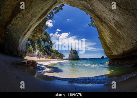 La pianura e i laghi della regione di Otago incorniciato da cloud capped mountains, Otago, South Island, in Nuova Zelanda, Pacific Foto Stock