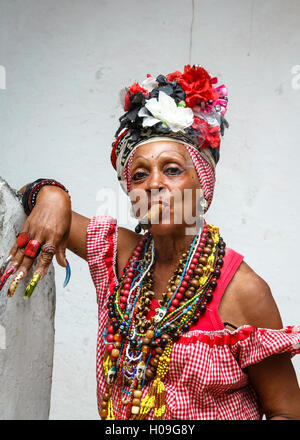 Donna di fumare un sigaro, Old Havana, Cuba, West Indies, dei Caraibi e America centrale Foto Stock