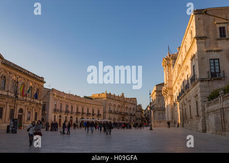 Le persone che si godono la passeggiata in Piazza Duomo sulla piccola isola di Ortigia, sito Patrimonio Mondiale dell'UNESCO, Siracusa, Sicilia, Italia Foto Stock