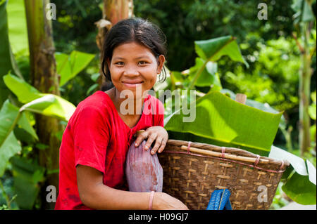 Una ragazza Chakma nell'area Rangamati in Bangladesh raccoglie fiori di banana, Chittagong Hill Tracts, Bangladesh Foto Stock