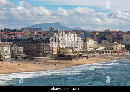 La spiaggia e il lungomare di Biarritz, Pirenei Atlantiques, Aquitania, in Francia, in Europa Foto Stock