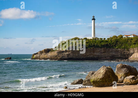 Rocce sulla spiaggia di sabbia e il faro di Biarritz, Pirenei Atlantiques, Aquitania, in Francia, in Europa Foto Stock