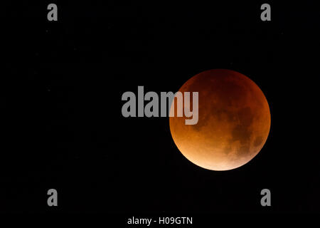 Lunar Eclipse, supermoon rosso sangue, luna / Blutmond, 28 settembre 2015, spumanti stelle intorno, shot dettagliati. Foto Stock