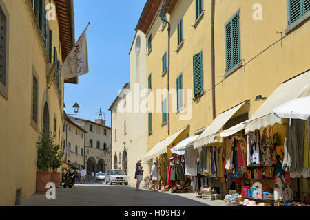 Negozi nel centro della città vecchia, Radda in Chianti, Toscana, Italia, Europa Foto Stock