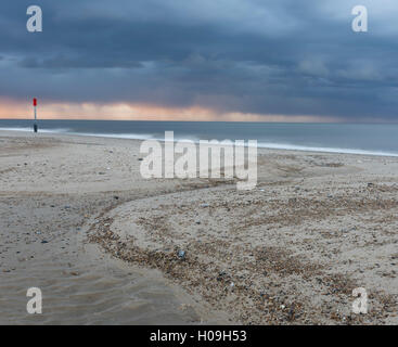 Un drammatico cielo tempestoso sulla costa a Winterton sul mare, Norfolk, Inghilterra, Regno Unito, Europa Foto Stock