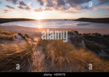 Sabbia nervata e dune di sabbia al tramonto, Crantock Beach e Crantock, vicino a Newquay, Cornwall, England, Regno Unito, Europa Foto Stock