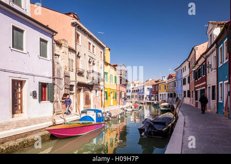 Case colorate su Burano Venezia, Sito Patrimonio Mondiale dell'UNESCO, Veneto, Italia, Europa Foto Stock