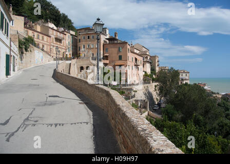 La strada verso la città medievale di Grottammare, Marche, Italia Foto Stock