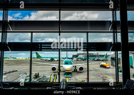 Dublin Airport Terminal Due. Aer Lingus aeromobile sul supporto in corrispondenza di una porta di imbarco Foto Stock