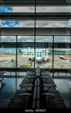 Dublin Airport Terminal Due. Aer Lingus aeromobile sul supporto in corrispondenza di una porta di imbarco Foto Stock