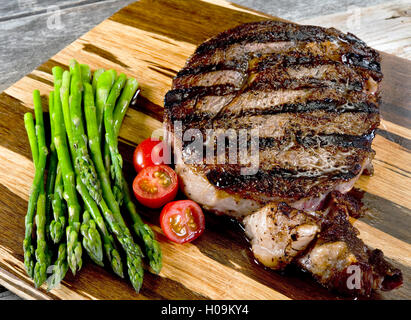 Carni grigliate di nervatura spessa eye steak pronto a mangiare. Foto Stock