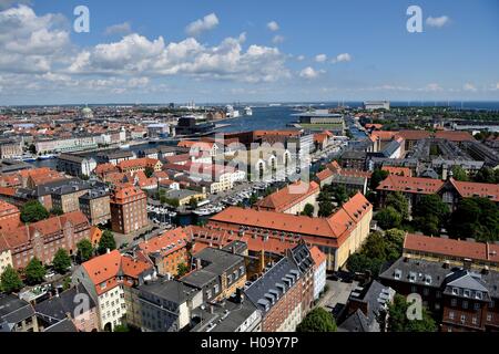 Vista dalla torre della chiesa luterana del Redentore, la Chiesa del nostro Salvatore, Copenaghen, del centro storico e del porto Foto Stock