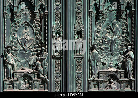Dettaglio, ornato portale di ingresso, Cattedrale di Santa Maria del Fiore, Firenze, Toscana, Italia Foto Stock