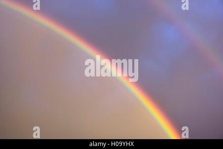 Doppio arcobaleno, segmento, atmosferici fenomeno ottico, Baviera, Germania Foto Stock