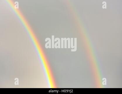 Doppio arcobaleno, segmento, atmosferici fenomeno ottico, Baviera, Germania Foto Stock