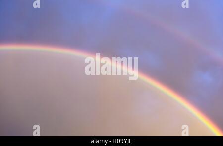 Doppio arcobaleno, segmento, atmosferici fenomeno ottico, Baviera, Germania Foto Stock