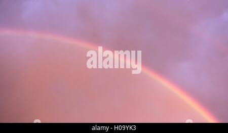 Doppio arcobaleno, segmento, atmosferici fenomeno ottico, Baviera, Germania Foto Stock