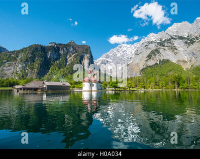 Riflesso nell'acqua, Königssee con la Chiesa del pellegrinaggio di San Bartolomeo e il massiccio del Watzmann, Parco Nazionale di Berchtesgaden. Foto Stock